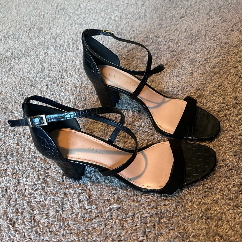 Kelly & Katie Black Size 10 like new snake print heel